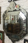 Maravilhoso e perfeito espelho veneziano autêntico  ,  med. 1,4 m de Alt. X 80 Larg.