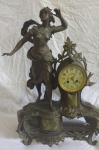 Maravilhoso rélogio de época em Petit Bronze , med. 58 cm de Alt. X 44 cm de Comp.