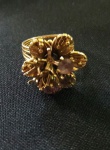 Maravilhoso anel em ouro 18k com pedras preciosas feito floral peso 8.6grs. precisando de 3 pedrinhas .