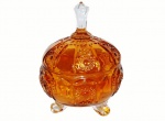 Espetacular bomboniere em vidro prensado com ricos detalhes e exuberante tampa com puxador translúcido na cor ambar. Medidas 11 de diâmetro e 14 cm de altura.