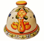 Queijeira em porcelana do renomado LUIZ SALVADOR ricamente policromada com motivos de florais . Medida 20 cm de diâmetro e 18 cm de altura. Peça em excelente estado e sem uso.