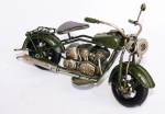 Moto de metal e lata representado Harley dos anos 30. Medida 10x18cm.