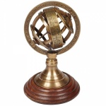 Globo de bronze e com base em madeira torneada. Medida 14,5 cm de altura. Peça sem uso e na caixa original.