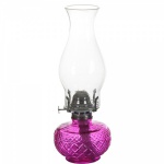 Espetacular lampião de querosene com base em vidro trabalhado tom rosa e manga em vidro transparente. Medida 65 cm de altura.