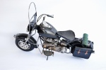 Grande moto de lata modelo Harley da 40 com ricos acabamentos e belos detalhes em tom preto. Medidas 40cm x 28cm de altura. Peça na caixa original.