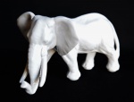 Elefante em porcelana branca. Medida 16x9cm. Peça sem uso e em excelente estado.