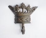 Cabideiro em ferro em ferro fundido decorado com motivo de coroa. Medida 12x11cm.