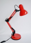 Luminária de mesa em metal na cor vermelha, ajustável. Medida 49cm de altura.