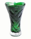 Espetacular floreira em espesso vidro prensado em belíssimo tom verde, peça toda trabalhada com relevos graciosos ao melhor estilo retro. Medida 23 cm de altura.