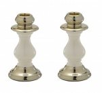 Par de elegantes candelabros em porcelana com detalhes em prata. Medida 16cm de altura. Peça sem uso, em embalagem original.