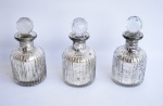 Lote com 3(três) perfumeiros em vidro envelhecido com tampa lapidadas ao estilo diamante. Medida 13cm de altura.