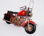 Grande moto de lata modelo Harley de 1940 com ricos acabamentos e belos detalhes. Medidas 40cm x 28cm de altura. Peça na caixa original.