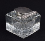 Baccarat. Elegante  tinteiro de grandes dimensões. Bloco cristal com tampa de prata inglesa contrastada. med 6,5 x 7,5 cm.