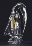 Linda escultura de grandes dimensões de cristal na cor hiálico, representada por Pelicano. Peça Assinada na base. Med. 27  x 12  x 18 cm. Coleção Particular Rio de Janeiro - RJ.
