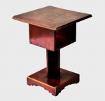 Pequena mesa de apoio de madeira nobre, dita "Art Deco tardio". Tampo revestido por placagem . Med. 61 x 44 x 44 cm. Marcas de uso. Pequenas faltas. No estado.