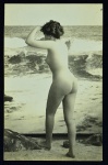Antigo cartão postal com temática "Nú feminino". Med.14,5  x 9,5 cm. Marcas do tempo. No estado. Coleção Particular Rio de janeiro/RJ.
