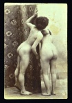 Antigo cartão postal com temática "Nú feminino". Med.14 x 9,5 cm. Marcas do tempo. No estado. Coleção Particular Rio de janeiro/RJ.