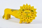 Inusitada escultura  de cerâmica vidrada na forma de "leão sol" na cor amarelo. Med 17 x 10 x 35 cm de comprimento. marcas do tempo. Coleção Particular Rio de janeiro/RJ.
