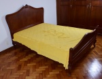 Cama de casal estilo Chipandelle brasileiro. Construída em madeira nobre e seguindo com todas as características do estilo. Marcas de uso. No estado. Medidas: Altura - 130 cm; Comprimento - 194 cm; largura - 149 cm.