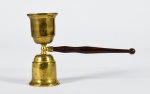 Interessante sino duplo em bronze com pega em madeira, usado em capelas ou igrejas. Marcas de uso. No estado.  Medidas: Altura 16,0 cm;  Largura - 11,5 cm;