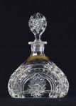 Belíssima garrafa para licor em cristal da Bohemia. Acompanha colar em metal dourada com descrição PESSÊGO, para usar com licor de pêssego. Marcas de uso. No estado.  Medida: Altura - 25,0 cm.