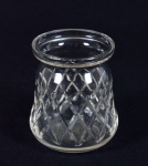 Pequeno e gracioso vaso construído em vidro cristalizado. Marcas de uso. No estado. Medidas: Altura - 9,0 cm; Diâmetro - 7,0 cm.