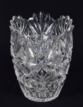 Lindo vaso em cristal Checo elaborado com rica lapidação. Marcas de uso. No estado.  Medidas: Altura - 15,0 cm; Diâmetro - 12,0 cm.