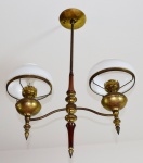 Gracioso e antigo lustre em metal dourado e madeira, composto de lampiões e duas cúpulas em vidro leitoso. Adaptado para eletricidade. Marcas de uso. No estado.  Medidas: Altura - 81,0 cm; Largura - 60,0 cm; Profundidade - 23,0 cm.