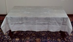 Toalha de mesa em tecido de cambraia de linho com bordados cheios e vazados  de flores. Acompanham doze guardanapos. Marcas de uso. No estado. Medidas: 226,0 cm  X  200,0 cm.  43,0 cm  X  43,0 cm. ( guardanapos ). Obs: Marcas de amarelados de guardados.