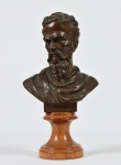 Pequeno e antigo busto em petit bronze de excepcional qualidade com pedestal em madeira representando Miguel Ângelo ( 1475 - 1564 ) pintor, escultor e arquiteto italiano. Um dos maiores criadores da história da arte  do Ocidente. Marcas de uso. No estado. Medidas: Altura - 14,5 cm.