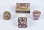 Conjunto de quatro caixinhas sortidas sendo: três em madeira e uma em osso. Marcas de uso. No estado. Medidas: Maior-    Altura - 4,0 cm  X  7,5 cm  X  7,5 cm.  Menor: Altura - 3,5 cm  X  5,0 cm  X  5,0 cm.  Quadradas.Oval - Altura 3,5 cm  X  7,5 cm  X  5,5 cm   Redonda - Altura 4,5 cm  X   7,0 cm.