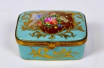 Linda Caixa de origem francesa de porcelana e metal dourado, adornada  por pintura floral em reserva e elementos fitomorfos em dourado. Fundo na cor azul claro. Decoração ao gosto da porcelana de Sevres. Pintada à mão. Marcas na base. Med. 4 cm de altura x 7 cm de largura x 9 cm de profundidade. Marcas do tempo. No estado.