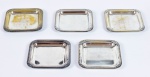 Conjunto de cinco porta confeitos em metal prateado em forma quadrada. Medidas: 10,0 cm  X  10,0 cm. Marcas de uso. No estado. Obs: Possuem perdas do banho de prata.