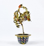 Miniatura - Grupo escultórico representado por "bonsai de árvore", em cloisonné, pedras e outros materiais. Marca na base.Med. 30 cm de altura  total, Vaso : 6 cm de altura x 11 cm  largura x 11 cm de profundidade.  Marcas do tempo. Pequenas faltas. No estado.