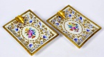 Par de elegantes cinzeiros de origem francesa em porcelana. Borda com guarnição de metal dourado. Estes adornados por pintura floral e dourada, tendo bouquet floral em Pintados à mão. Marcas na base. Med. 2 cm de altura x 10 cm de largura x 13 cm de profundidade. Marcas do tempo. No estado.