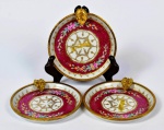 Lote composto por  três elegantes cinzeiros de origem francesa de porcelana. Borda com guarnição de metal dourado. Estes adornados por pintura com temática floral e dourada. Pintados à mão. Marcas na base. Med. 2 cm de altura x 12 cm de diâmetro. Marcas do tempo. No estado.