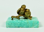 Miniatura -  Singelo grupo escultórico de bronze (??) representado por casal de pássaros pousados sobre galho. Base em pedra semi-preciosa na cor azul. Med -  5 cm de altura x 7 cm de comprimento x 4 cm de profundidade. Marcas do tempo.No estado.