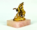 Miniatura - Grupo  de bronze (??)  escultórico representado por cena de caça. Base em pedra semi preciosa na cor rosa claro. Med -  8 cm de altura x 7 cm de comprimento x 5 cm de profundidade. Marcas do tempo.No estado.