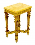 Pequena mesa de apoio de madeira nobre ricamente entalhada e dourada. Tampo em mármore. França. Séc. XIX. Med - 69 cm de altura x 48 cm de largura x 36 cm de profundidade . Marcas do tempo.Pequenas faltas. No estado.