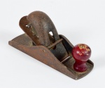 Instrumento de Trabalho - Antiga plaina em ferro, ferramenta utilizada por carpinteiros para nivelar a superfície da madeira. Marcas de uso. No estado. - med. 7,5 cm x 16,0 cm x 5.0 cm