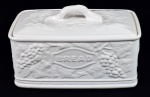 Caixa para pão em faiança Portuguesa, marcada A. Santos - Portugal com decoração de cachos de uvas. Descrição: Bread. Marcas de uso. No estado - med. 17,0 cm x 36,0 cm x 22,5 cm