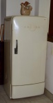 Colecionismo - Refrigerador Philco , Década de 1940 - med. 1,44 cm x 0,64 cm x 0,63 cm. Marcas de uso. No estado. Funcionando.NOTA: ESTE ÍTEM NÃO PODE SER ENVIADO PELOS CORREIOS.
