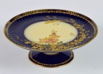 Lindíssima e antiga fruteira em porcelana Francesa de Limoges, marcada G.D. & C - rica decoração em ouro, azul cobalto com libélula e flores - med. 8,5 cm x 23,0 cm de diâmetro - (pequeno bicado na borda)