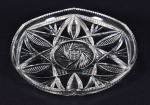 Prato para saladas em cristal francês Baccarat decorado em rica lapidação geométrica - med. 31,0 cm de diâmetro