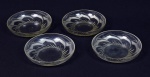 Conjunto de quatro saladeiras em cristal europeu com linda lapidação retorcida. Med: 15,0 cm de Diâmetro - Obs: Possuem pequenos bicados nas bordas. No estado.