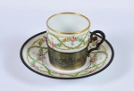 Colecionismo - Xícara para café Sèrves marcada com suporte em prata francesa com Vermeil e borda do pires em prata, século XIX, prateiro S & F decorada com flores e borda em ouro - med. 6,0 cm x 5,5 cm de diâmetro (xícara) e med. 12,5 cm (suporte)