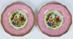 Pandant de pratos em porcelana alemã, pintura com cena campestre de família, marcas no verso dos pratos - med. 19,5 cm ( diâmetro ).