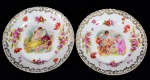 Antigo par de pequenos e antigos pratos em porcelana Austríaca, Victoria, com cena romântica e assinado Baucher Marcas de uso. No estado. - med. 13,5 cm de diâmetro.