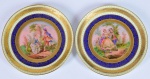 Lindíssimo e antigo par de pequenos pratos em porcelana Checa com rica decoração em ouro e pintura com cena romântica - med. 15,5 cm de diâmetro