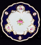 Antigo e belíssimo prato em porcelana inglesa Royal Crown Derby, Mappin & Webb Lda na cor azul cobalto e flores, adaptado para parede . Marcas de uso. No estado. - med. 21,5 cm de diâmetro